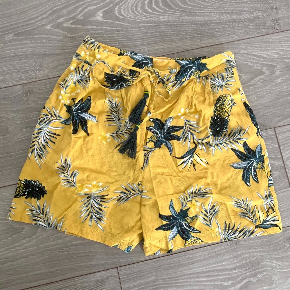 High waisted light-weight shorts